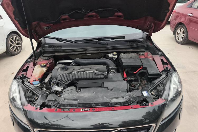 Used Volvo V40 2014 2.0T Zhiya Edition Engine Bay