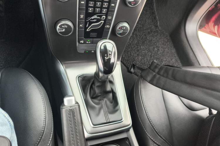 Used Volvo V40 2014 2.0T Zhiya Edition Gear Lever