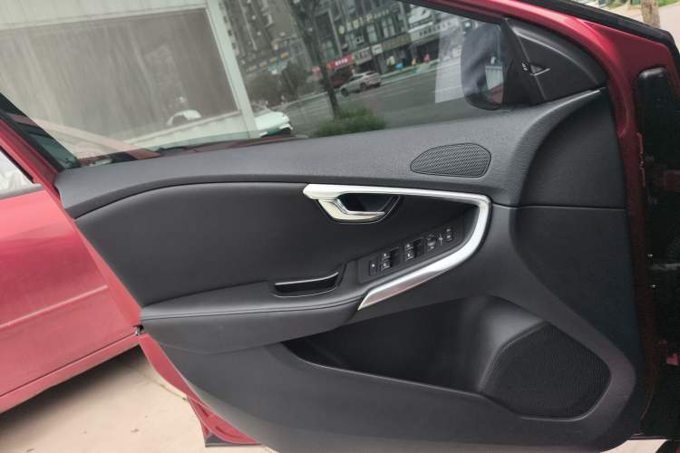 Used Volvo V40 2014 2.0T Zhiya Edition Left Front Door Interior