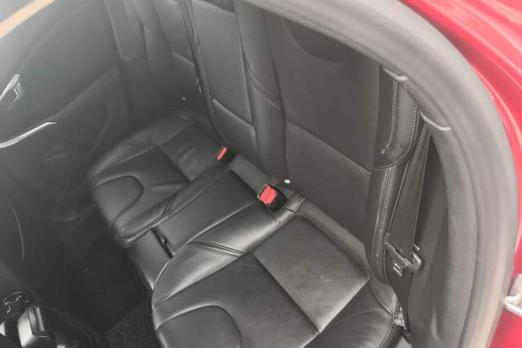 Used Volvo V40 2014 2.0T Zhiya Edition Left Rear Seat