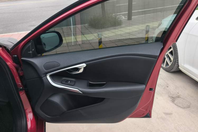 Used Volvo V40 2014 2.0T Zhiya Edition Right Front Door Interior