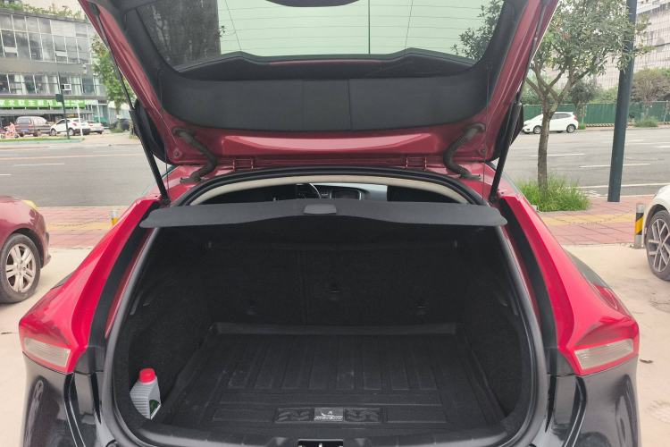 Used Volvo V40 2014 2.0T Zhiya Edition Trunk