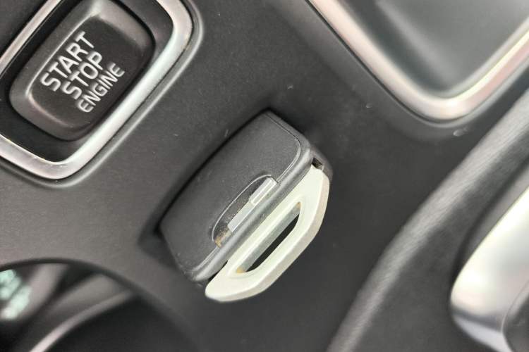 Used Volvo V40 2014 2.0T Zhiya Edition Vehicle Key