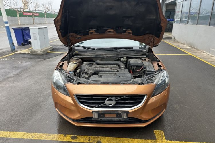 Used Volvo V40 2014 2.0T Zhiya Edition Engine Bay
