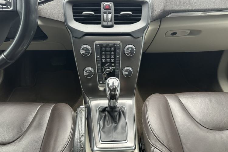 Used Volvo V40 2014 2.0T Zhiya Edition Gear Lever