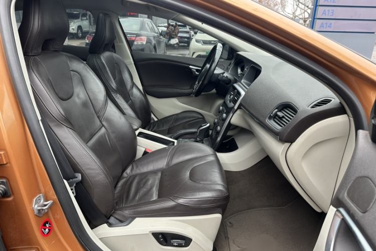 Used Volvo V40 2014 2.0T Zhiya Edition Interior 11