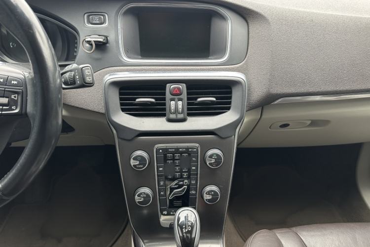 Used Volvo V40 2014 2.0T Zhiya Edition Interior 5
