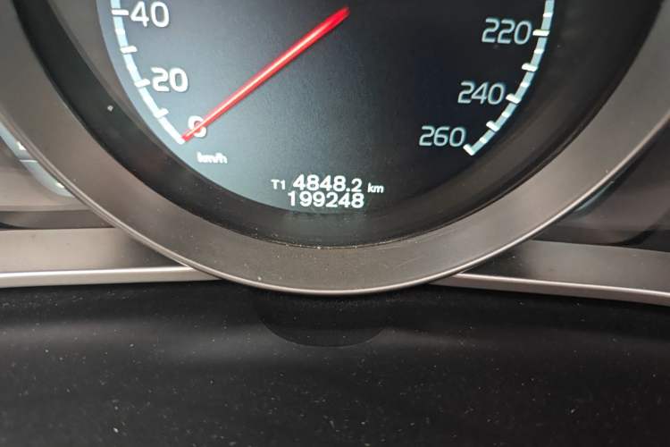 Used Volvo V40 2014 2.0T Zhiya Edition Odometer Close Up