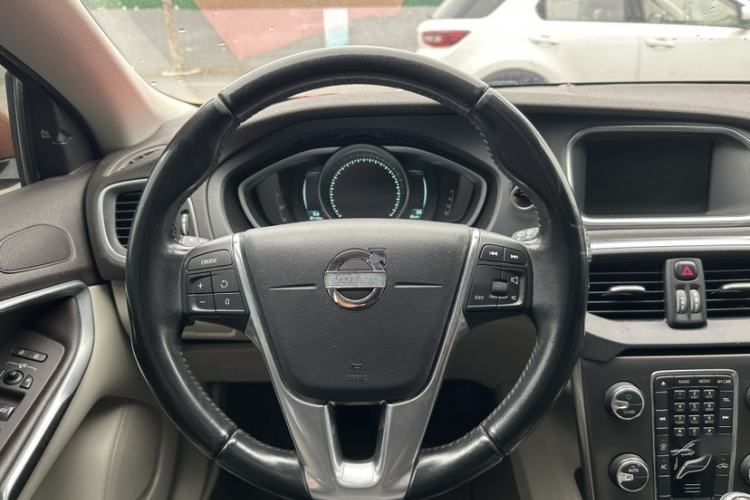 Used Volvo V40 2014 2.0T Zhiya Edition Steering Wheel