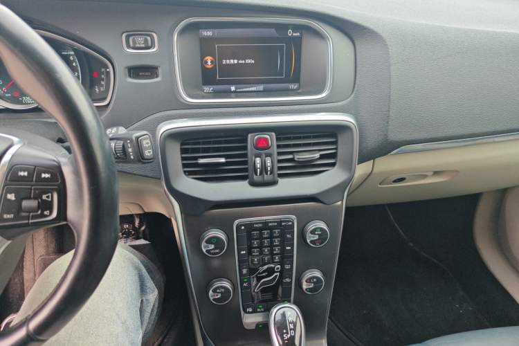 Used Volvo V40 2014 2.0T Zhiya Edition Audio And AC Panel