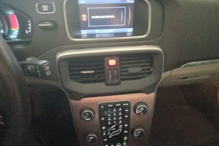 Used Volvo V40 2014 Cross Country T5 AWD Smart Luxury Edition Audio And AC Panel