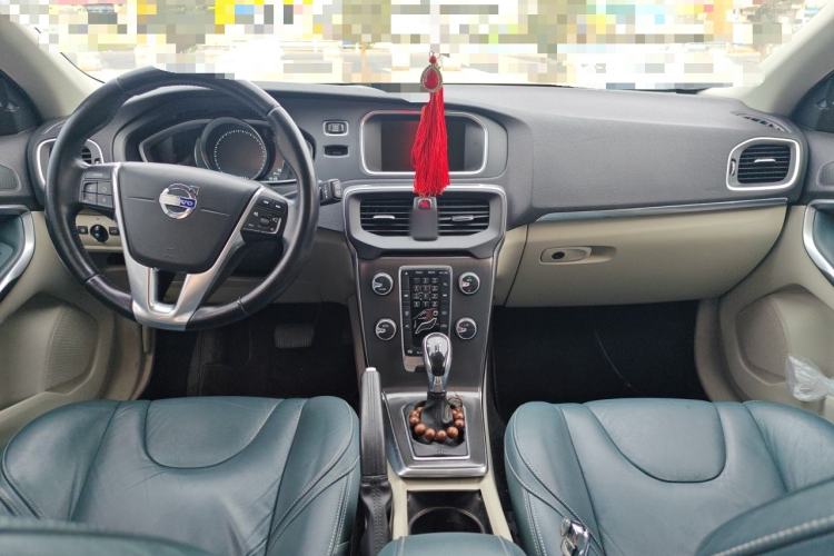 Used Volvo V40 2014 2.0T Zhiya Edition Center Console