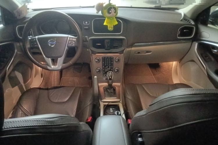 Used Volvo V40 2014 Cross Country T5 AWD Smart Luxury Edition Center Console