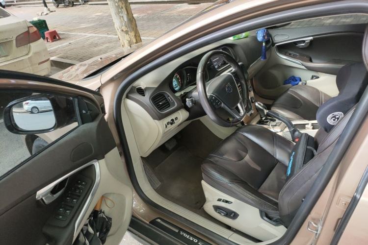 Used Volvo V40 2014 Cross Country T5 AWD Smart Luxury Edition Driver Seat