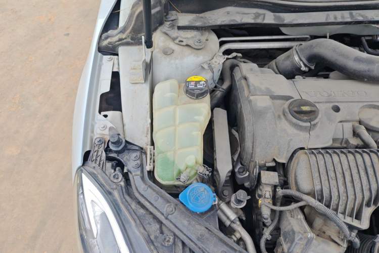 Used Volvo V40 2014 2.0T Zhiya Edition Engine Bay Right