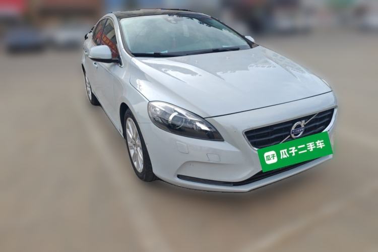 Used Volvo V40 2014 2.0T Zhiya Edition Front Right 45 Deg