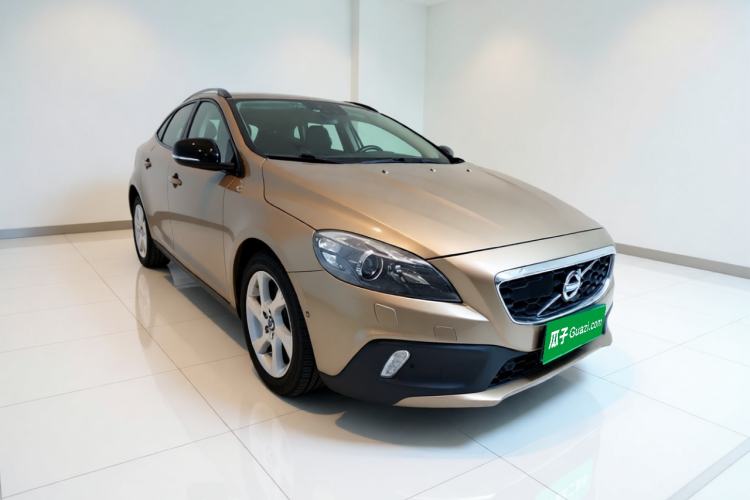 Used Volvo V40 2014 Cross Country T5 AWD Smart Luxury Edition Front Right 45 Deg