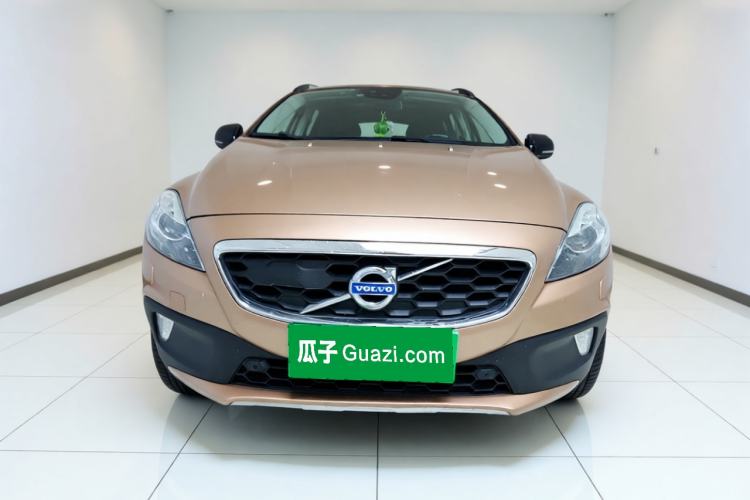 Used Volvo V40 2014 Cross Country T5 AWD Smart Luxury Edition Front