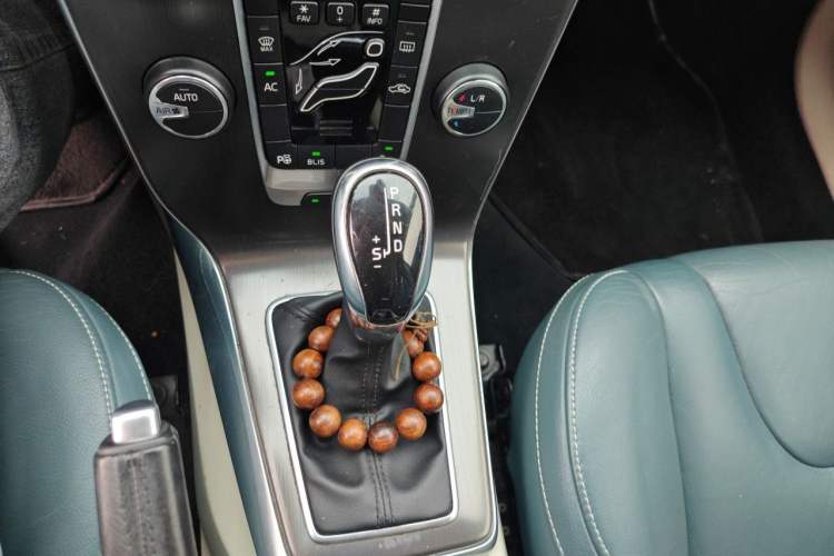 Used Volvo V40 2014 2.0T Zhiya Edition Gear Lever