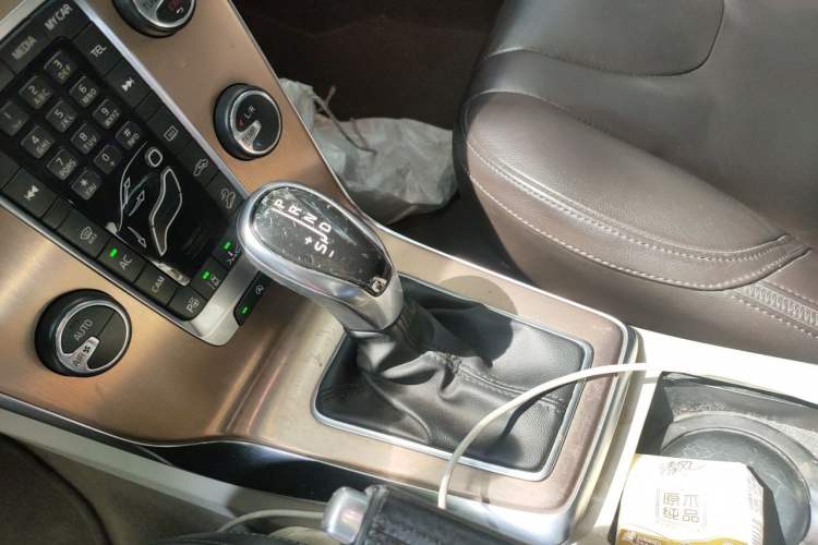 Used Volvo V40 2014 Cross Country T5 AWD Smart Luxury Edition Gear Lever