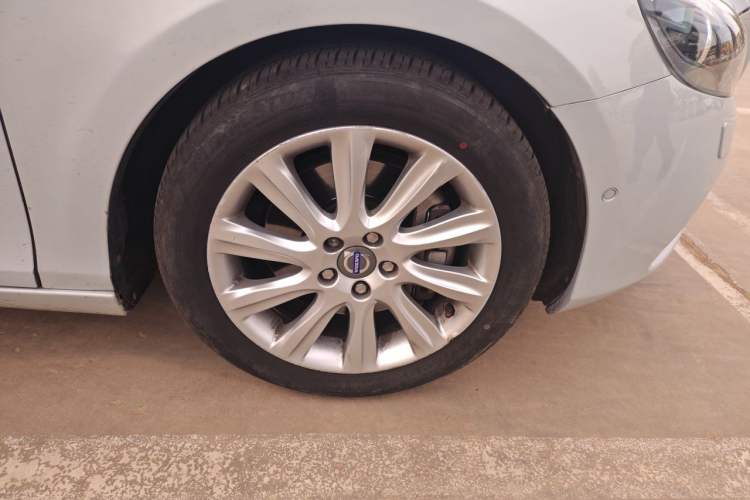 Used Volvo V40 2014 2.0T Zhiya Edition Right Front Wheel Hub