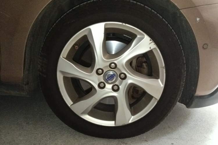 Used Volvo V40 2014 Cross Country T5 AWD Smart Luxury Edition Right Front Wheel Hub