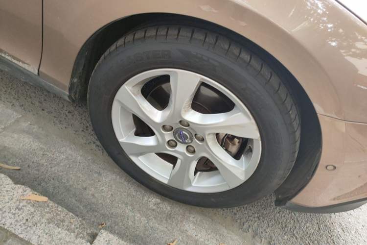 Used Volvo V40 2014 Cross Country T5 AWD Smart Luxury Edition Right Front Wheel Hub