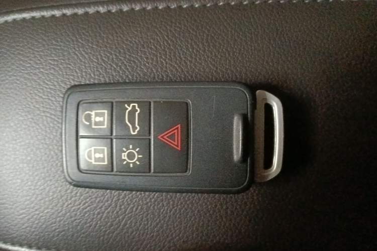 Used Volvo V40 2014 Cross Country T5 AWD Smart Luxury Edition Vehicle Key