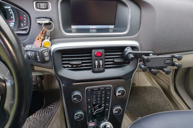 Used Volvo V40 2014 2.0T Zhiya Edition Audio And AC Panel