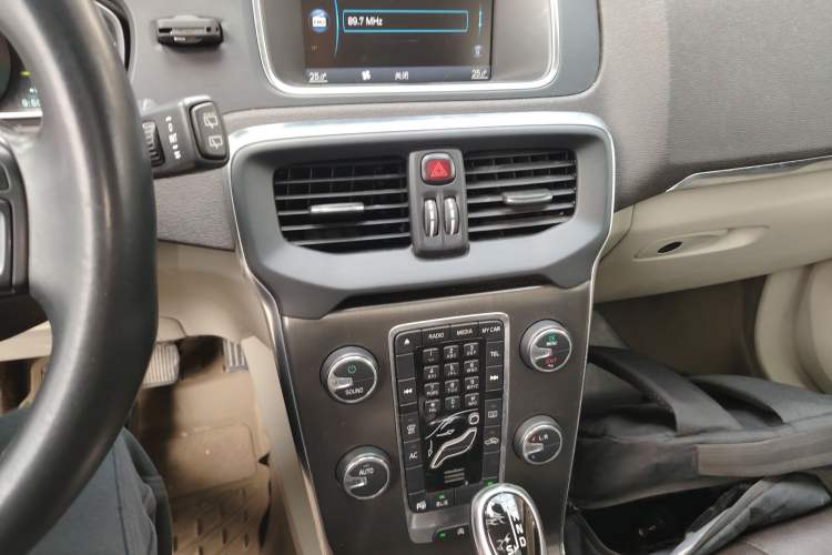 Used Volvo V40 2014 2.0T Zhiya Edition Audio And AC Panel