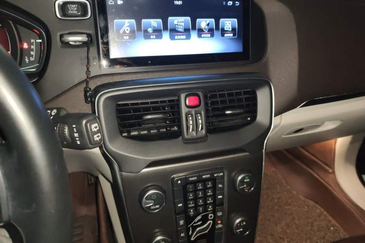 Used Volvo V40 2014 2.0T Zhiya Edition Audio And AC Panel
