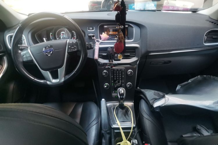 Used Volvo V40 2014 2.0T Zhiya Edition Center Console