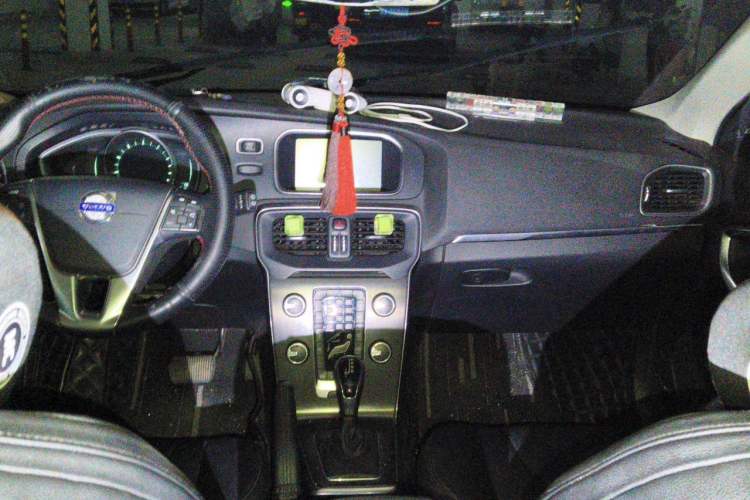 Used Volvo V40 2014 2.0T Zhiya Edition Center Console