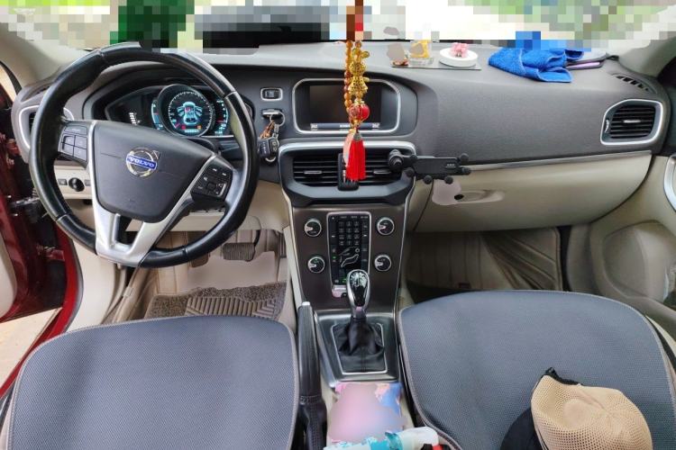 Used Volvo V40 2014 2.0T Zhiya Edition Center Console