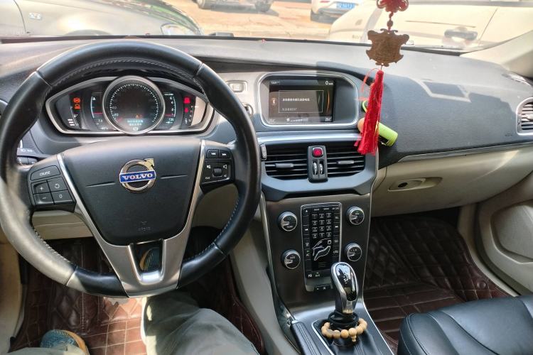 Used Volvo V40 2014 2.0T Zhiya Edition Center Console