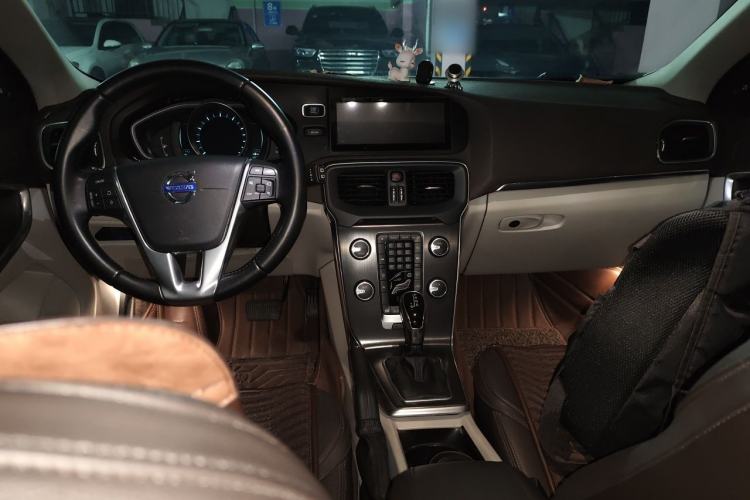 Used Volvo V40 2014 2.0T Zhiya Edition Center Console