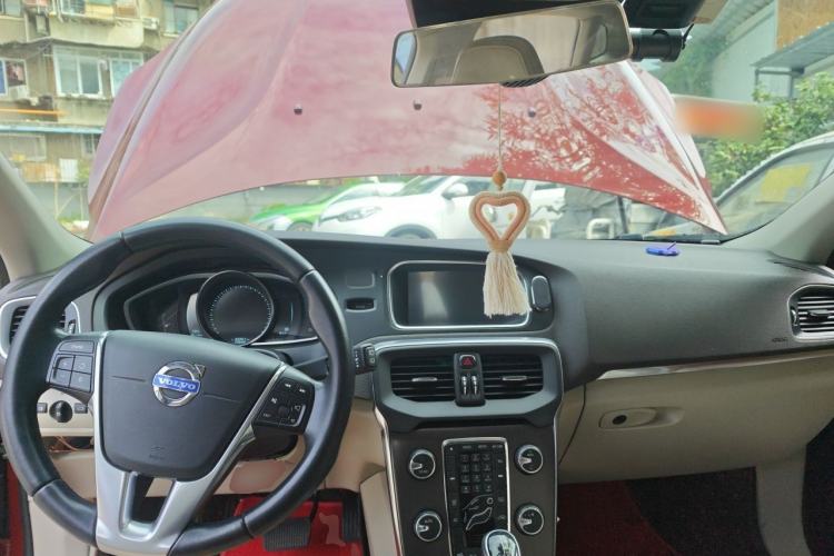 Used Volvo V40 2014 2.0T Zhiya Edition Center Console