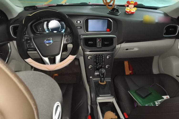 Used Volvo V40 2014 2.0T Zhiya Edition Center Console