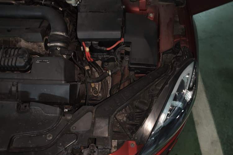 Used Volvo V40 2014 2.0T Zhiya Edition Engine Bay Left