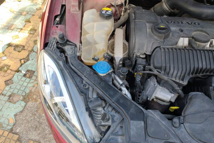 Used Volvo V40 2014 2.0T Zhiya Edition Engine Bay Right