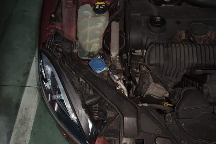 Used Volvo V40 2014 2.0T Zhiya Edition Engine Bay Right