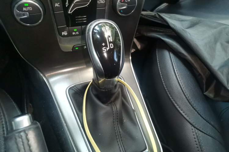 Used Volvo V40 2014 2.0T Zhiya Edition Gear Lever