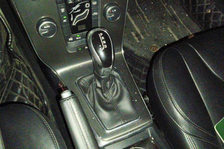 Used Volvo V40 2014 2.0T Zhiya Edition Gear Lever