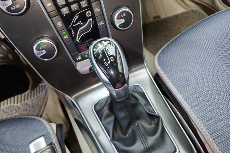 Used Volvo V40 2014 2.0T Zhiya Edition Gear Lever