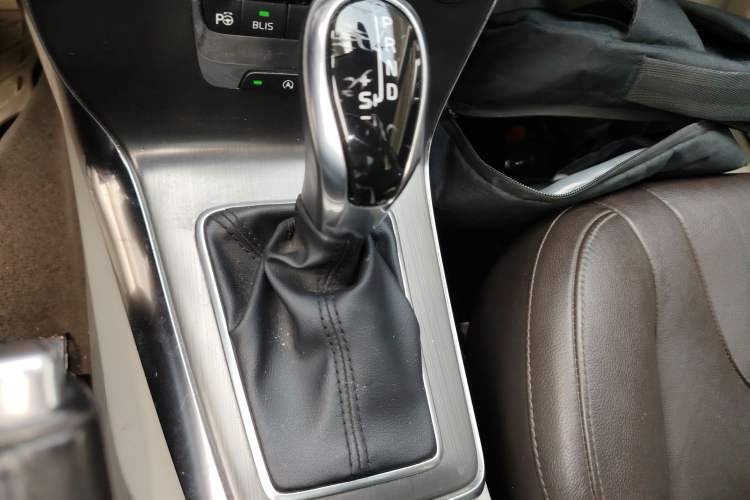 Used Volvo V40 2014 2.0T Zhiya Edition Gear Lever