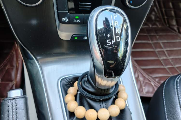 Used Volvo V40 2014 2.0T Zhiya Edition Gear Lever