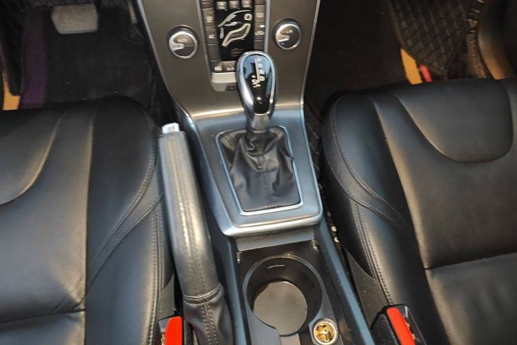 Used Volvo V40 2014 2.0T Zhiya Edition Gear Lever