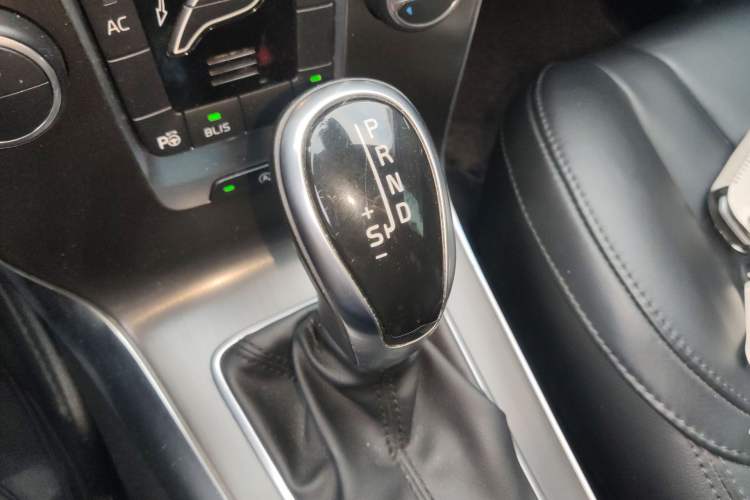 Used Volvo V40 2014 2.0T Zhiya Edition Gear Lever