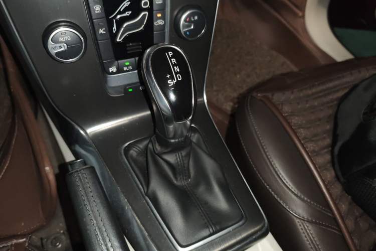 Used Volvo V40 2014 2.0T Zhiya Edition Gear Lever