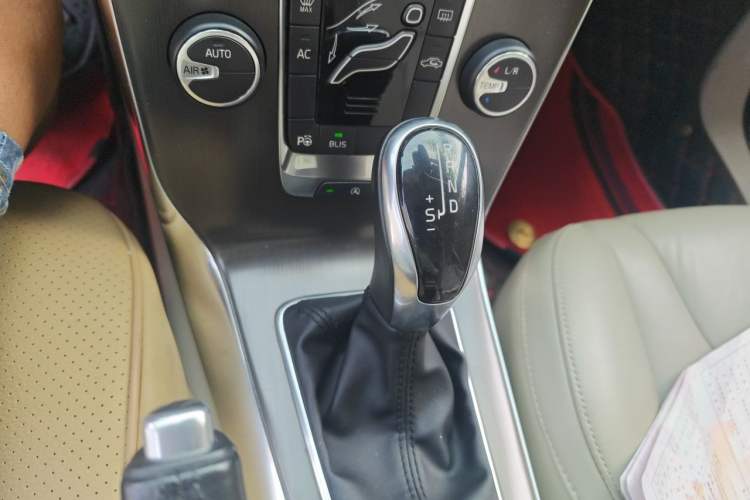 Used Volvo V40 2014 2.0T Zhiya Edition Gear Lever
